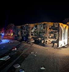 Ônibus e carreta capotaram com o choque Foto: Divulgação/CBMMG