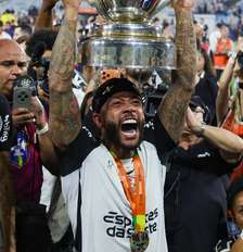 Memphis com a taça da Copa do Brasil conquistada pelo Corinthians, no Maracanã Foto: Pedro Kirilos/Estadão / Estadão