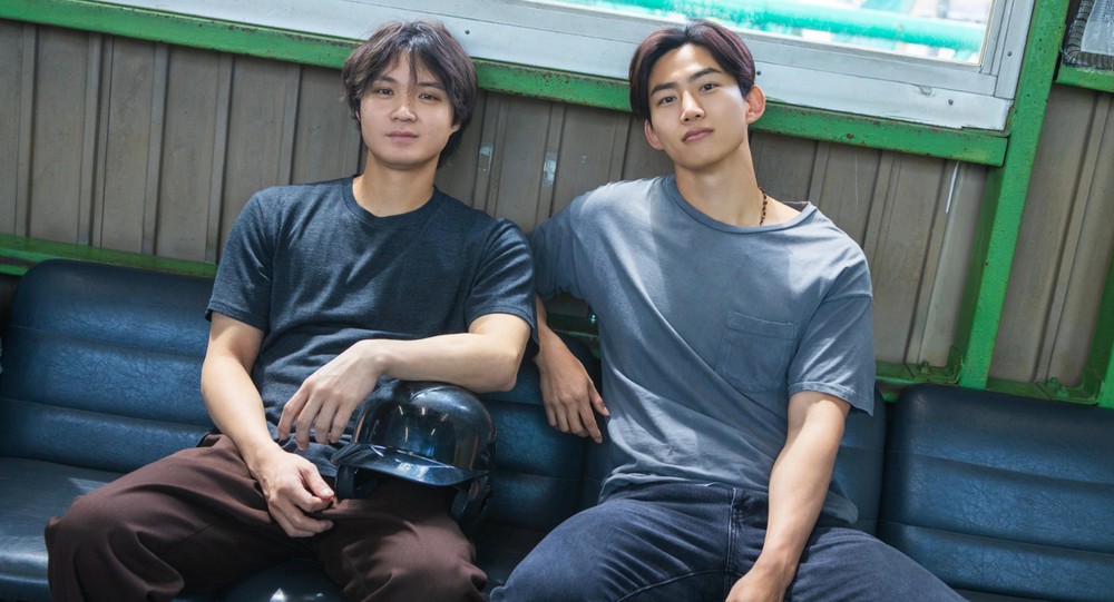O astro japonês Hayato Isomura (Alice in Borderland) e Taecyeon (Vincenzo) são os protagonistas do melodrama boys love Alma Gêmea, disponível na Netflix — Foto: Divulgação/TMDb