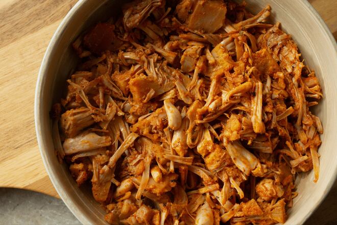 Já experimentou carne de jaca? Veja como fazer essa opção vegana para diferentes recheios