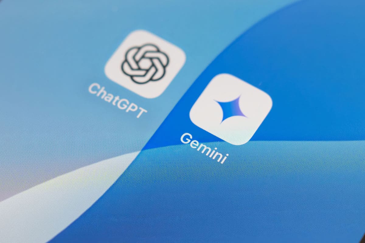 ícones do ChatGPT e do Gemini em uma tela de celular