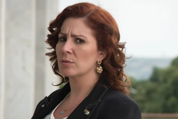 Volta de Carla Zambelli ao Brasil é "sentença de morte", diz novo advogado