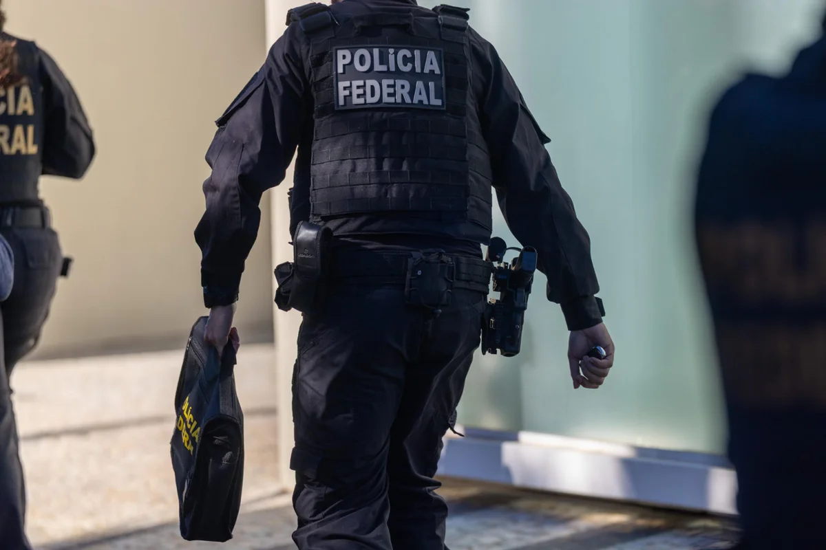 A Polícia Federal realiza operação de busca e apreensão na residência do senador Ciro Nogueira