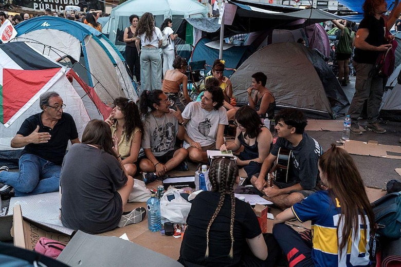 As imagens do acampamento na Puerta del Sol em Madri para protestar contra a crise habitacional