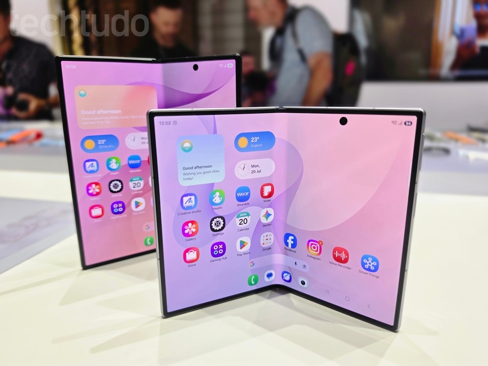Galaxy Z Fold 8 (à frente) tem tela mais larga e baixa que a do Galaxy Z Fold 8 Ultra (atrás), com formato de livro tradicional — Foto: Ana Letícia Loubak/TechTudo