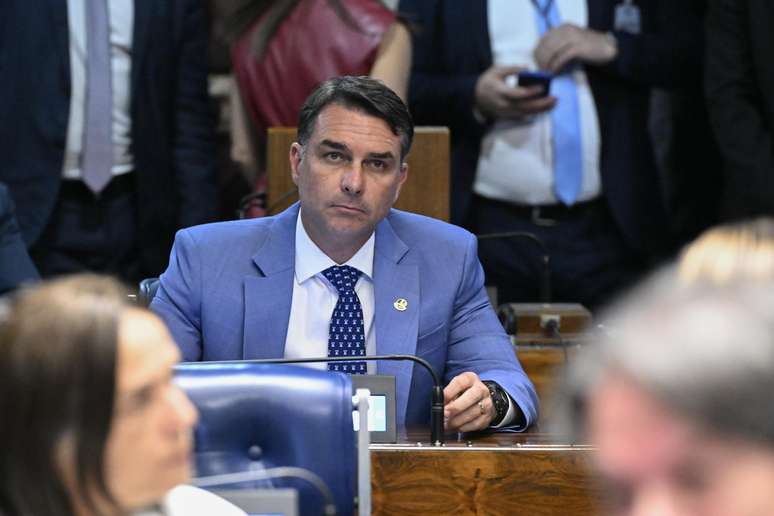 TSE ordena remoção de posts sobre Flávio Bolsonaro e Nossa Senhora