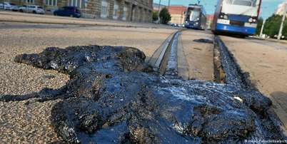 Calor extremo, somado ao atrito dos trilhos, levou ao derretimento do asfalto em Leipzig, no leste da Alemanha; servi&ccedil;o de bondes precisou ser interrompido Foto: DW / Deutsche Welle