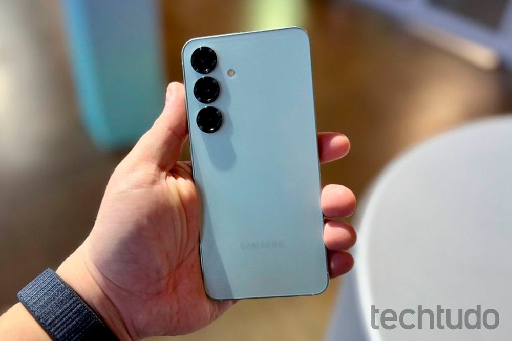 Galaxy S25 conta com três câmeras e corpo fino e compacto — Foto: Rubens Achilles/TechTudo