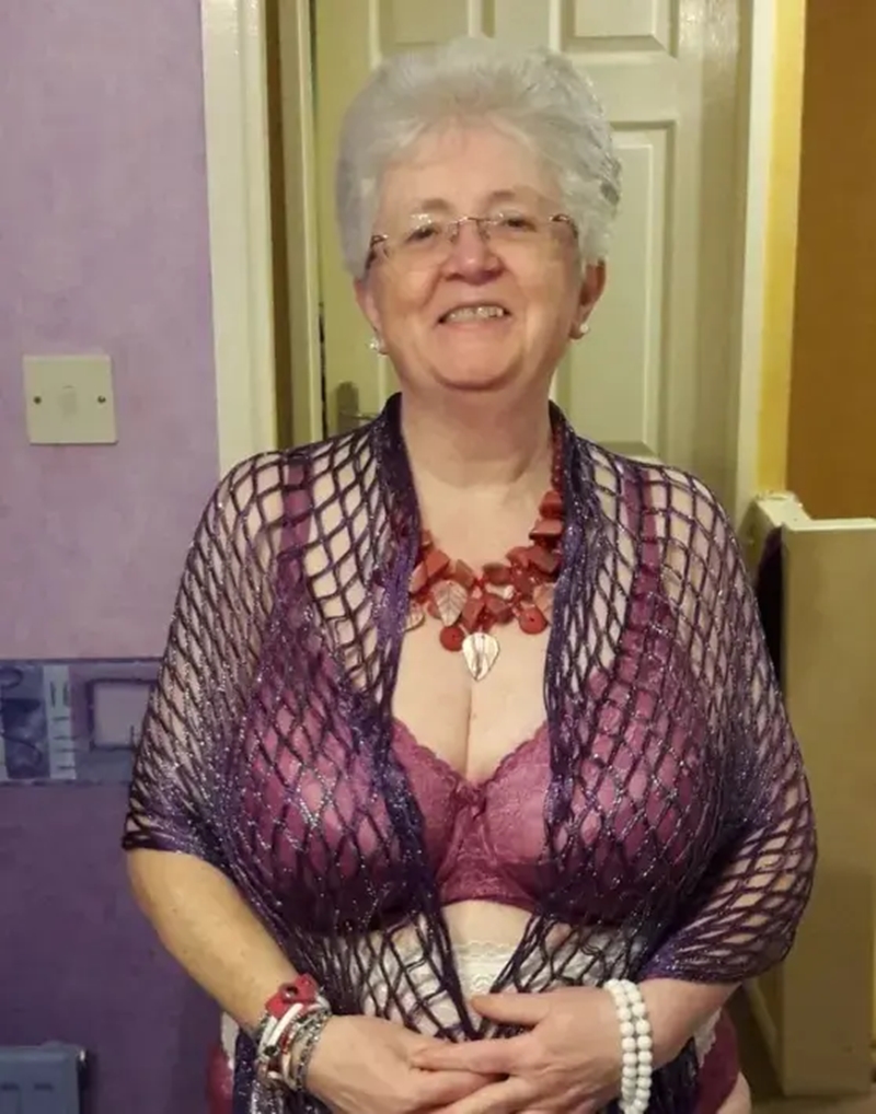Ex-celibatária, mulher de 73 anos rebate críticas por dormir com jovens