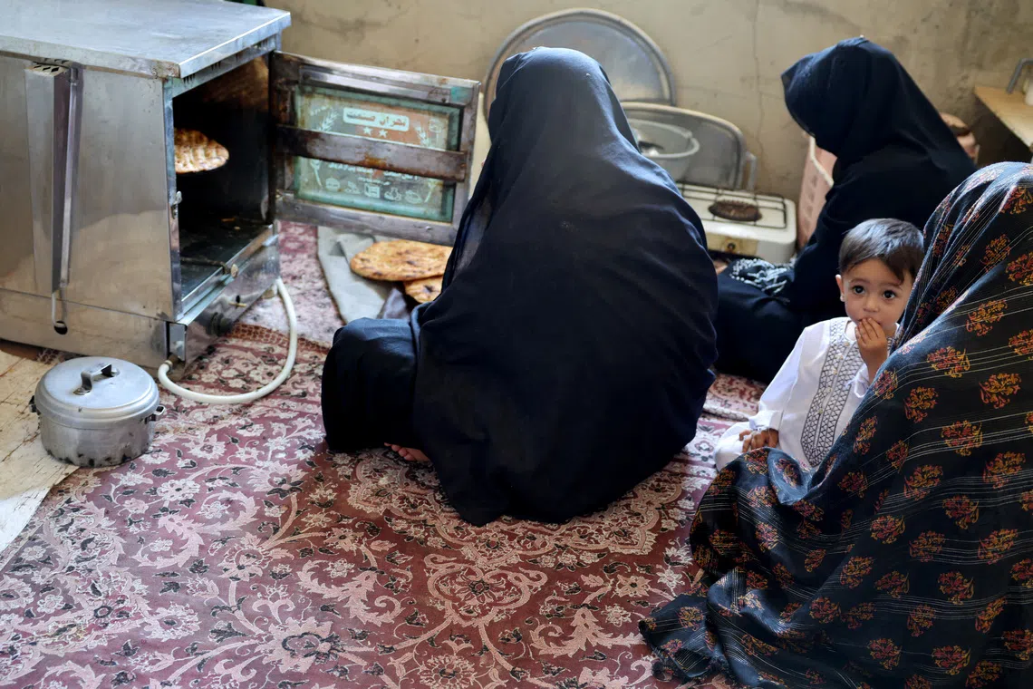 Pobres pela guerra no Irã, migrantes afegãos retornam ao domínio dos talibãs
