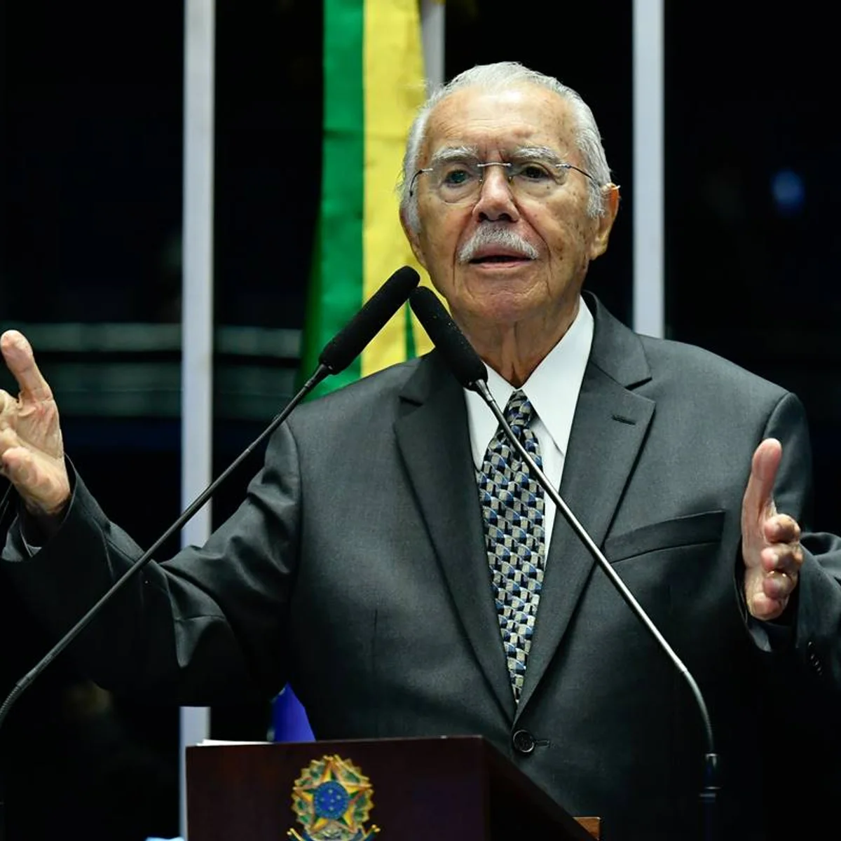 Sarney segue em tratamento de pneumonia, com "evolução clínica favorável"