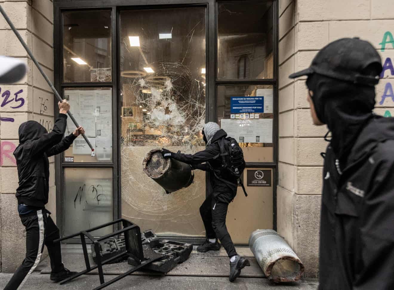 De Paris a Milão: protestos estudantis na Europa – em fotos