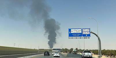 Grande coluna de fuma&ccedil;a preta se ergue da &aacute;rea de armazenamento de combust&iacute;vel do Aeroporto Internacional King Khalid, em Riade, na Ar&aacute;bia Saudita, em 19 de setembro de 2026; imagem foi registrada com um celular. Foto: RFI