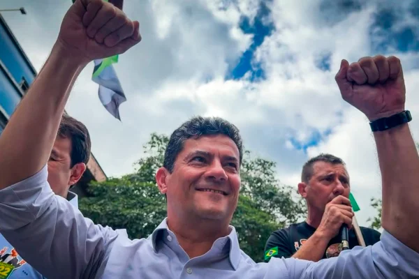 PL de Flávio Bolsonaro elegeu governadores em 5 estados; PT elegeu em 3