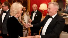 A Rainha presta homenagem ao 'irrepressível' Jeffrey Archer