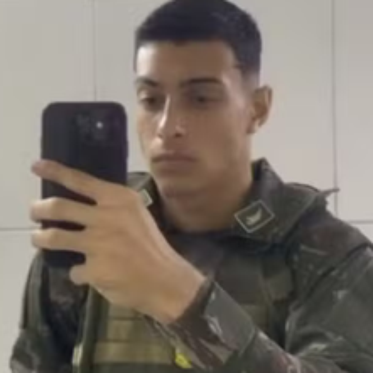 Soldado que fugiu de quartel com fuzil no Recife se entrega à polícia sem armamento