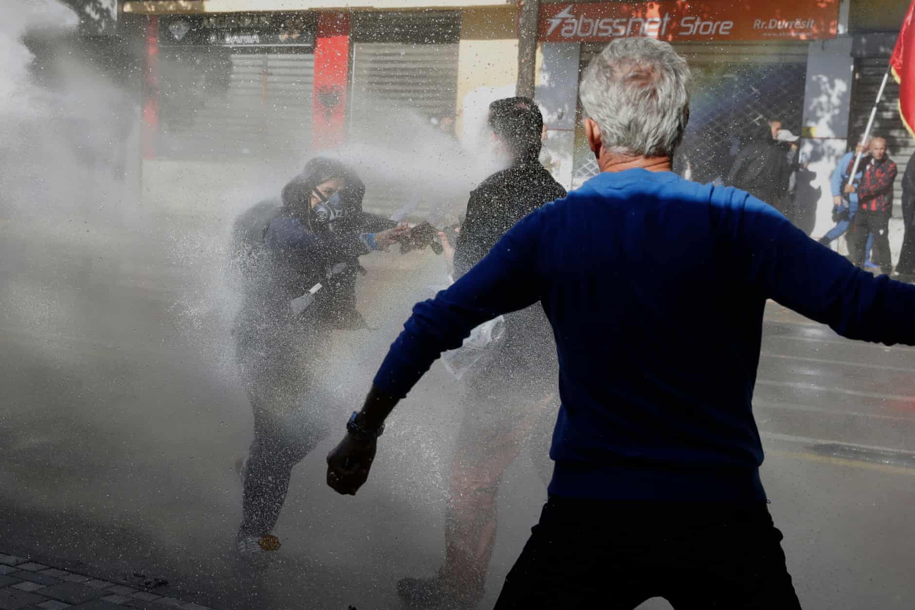 De Paris a Milão: protestos estudantis na Europa – em fotos