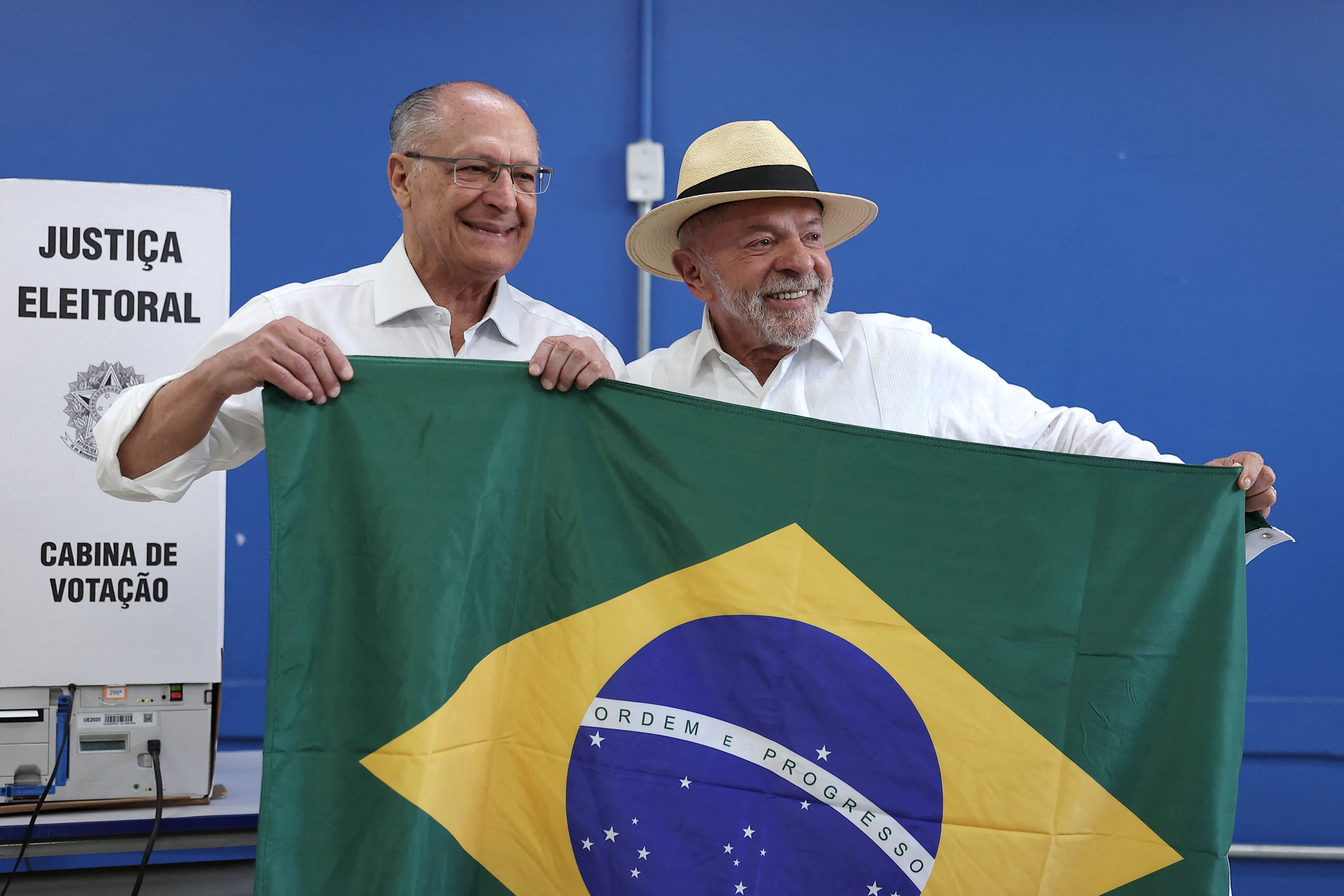 'Brasil não vai para frente com venda de arma e miliciano', diz Lula após votar em São Bernardo do Campo, no ABC Paulista