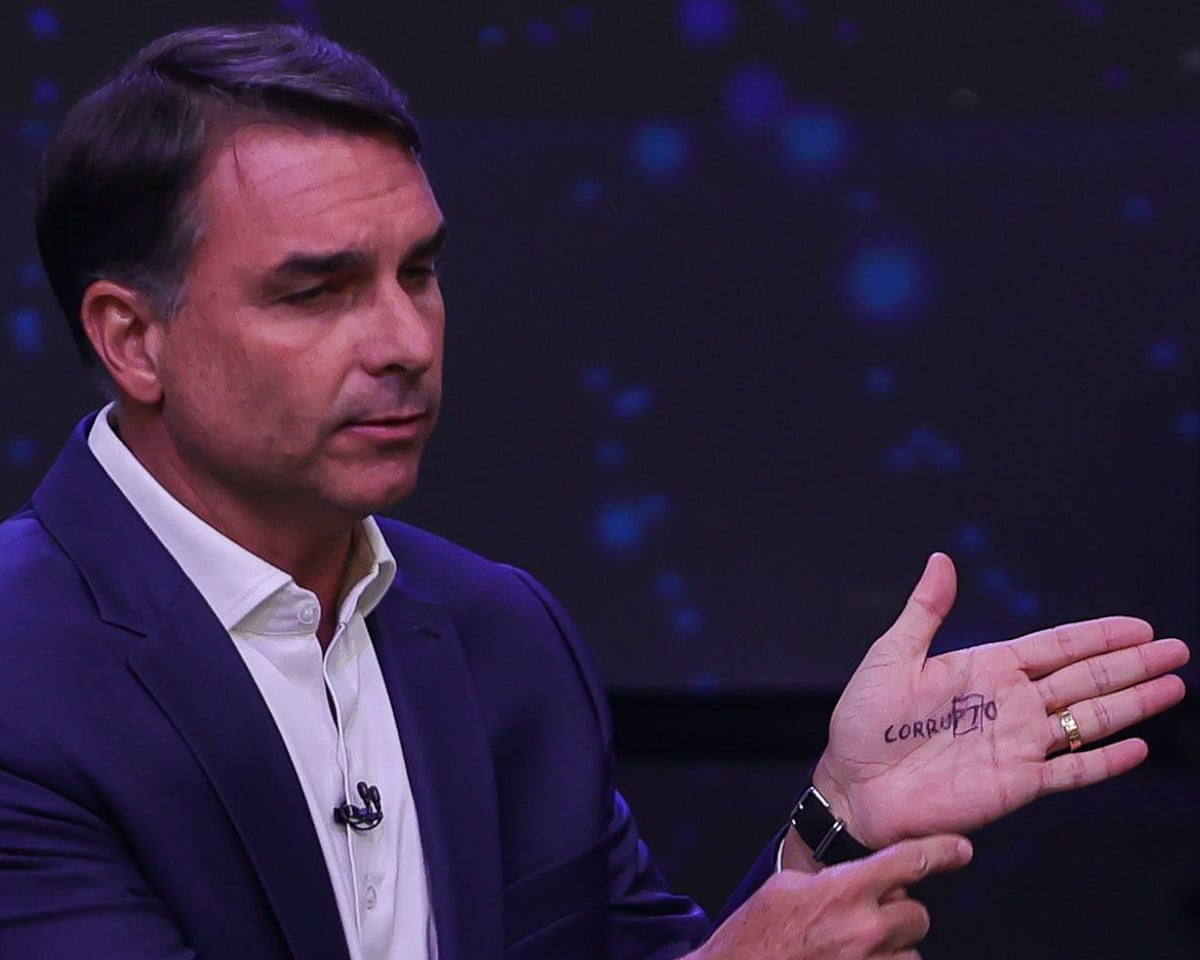 A manobra de Flávio Bolsonaro como 'corrupto' gera meme viral antes da segunda volta das eleições no Brasil