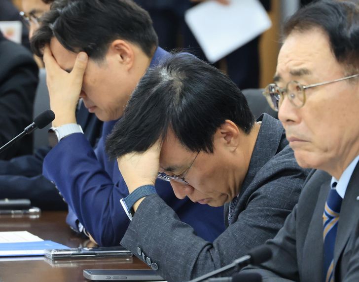 Grim-faced attendees are seen at a meeting held to discuss artificial intelligence-powered cyberattacks on seven Korean financial institutions, at Government Complex Seoul, Sunday. Yonhap