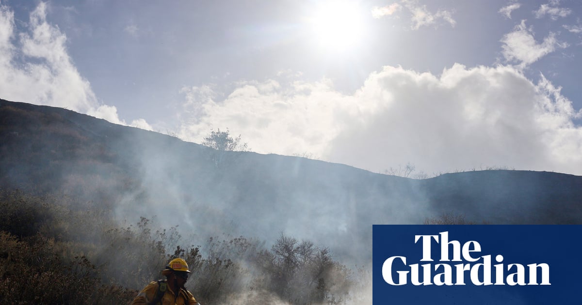 A Califórnia enfrenta condições climáticas mais extremas, com dias quentes e ventosos aumentando o risco de incêndios florestais.