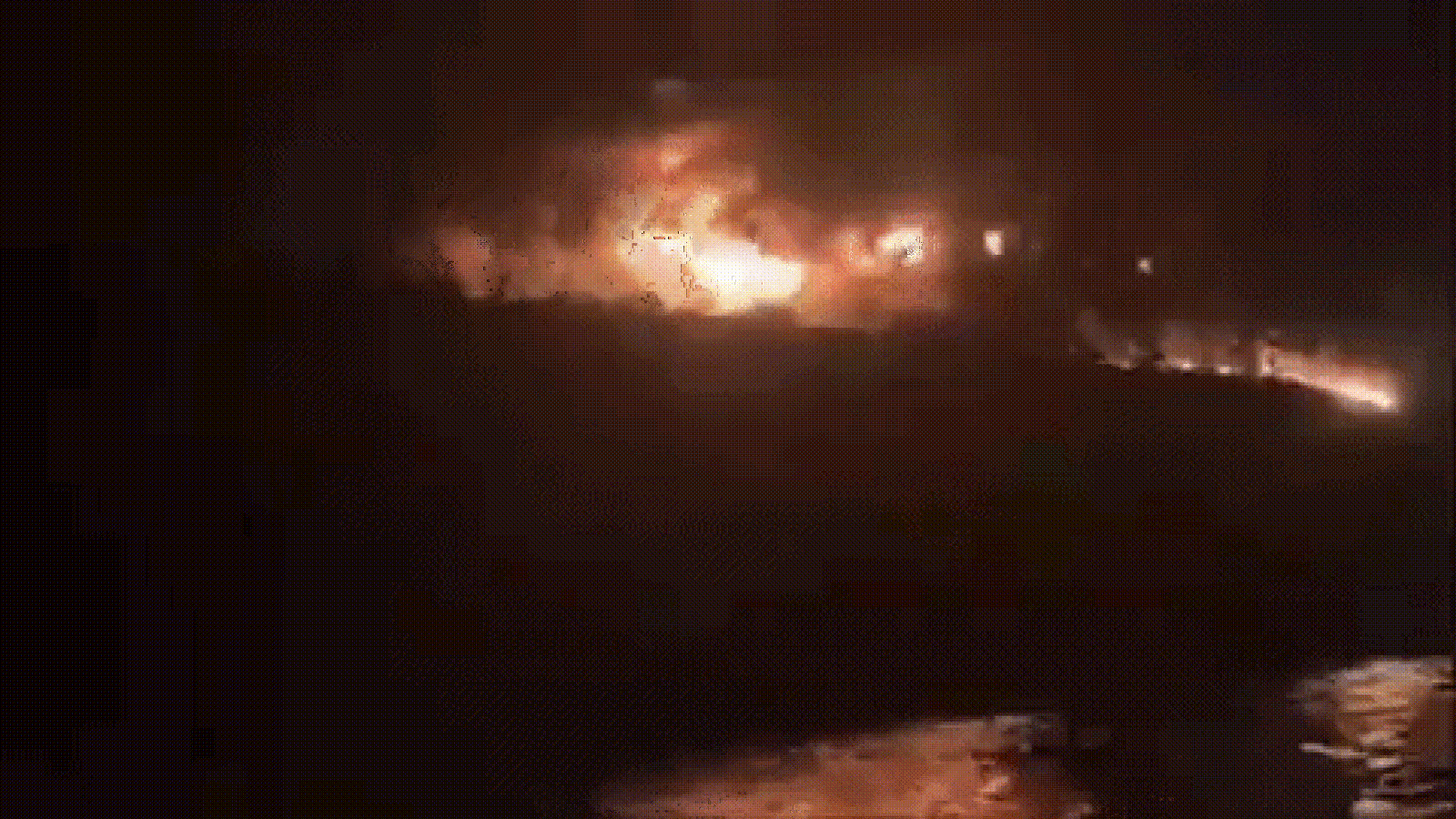 Supertanque transportando 2 milhões de barris de petróleo atinge mina naval, explode no Estreito de Ormuz