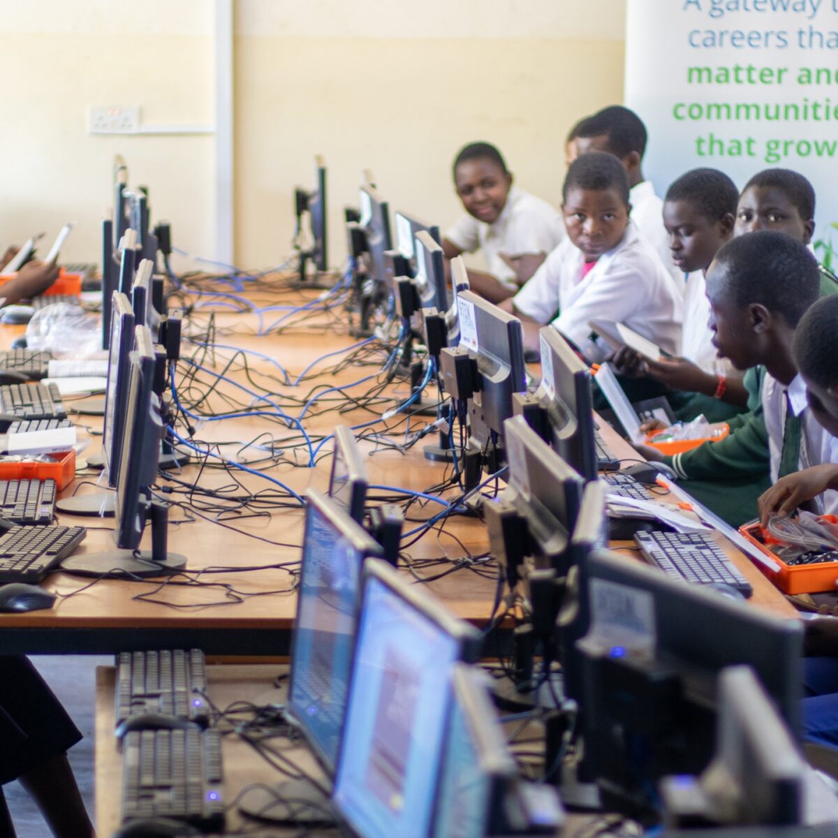 LUANAR e a STEMpower lançam programa de agrotech para estudantes do ensino secundário