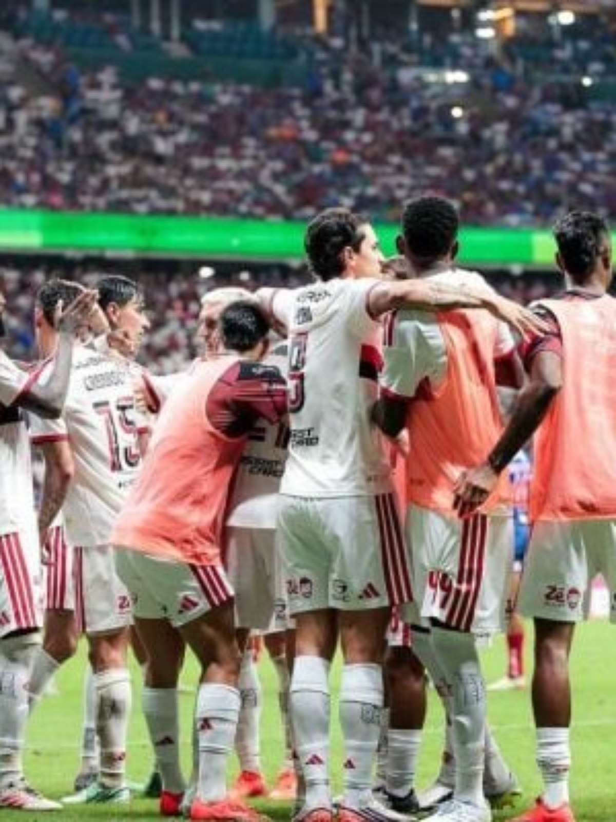 Flamengo vence Bahia, segue em 1º e amplia escrita contra Ceni