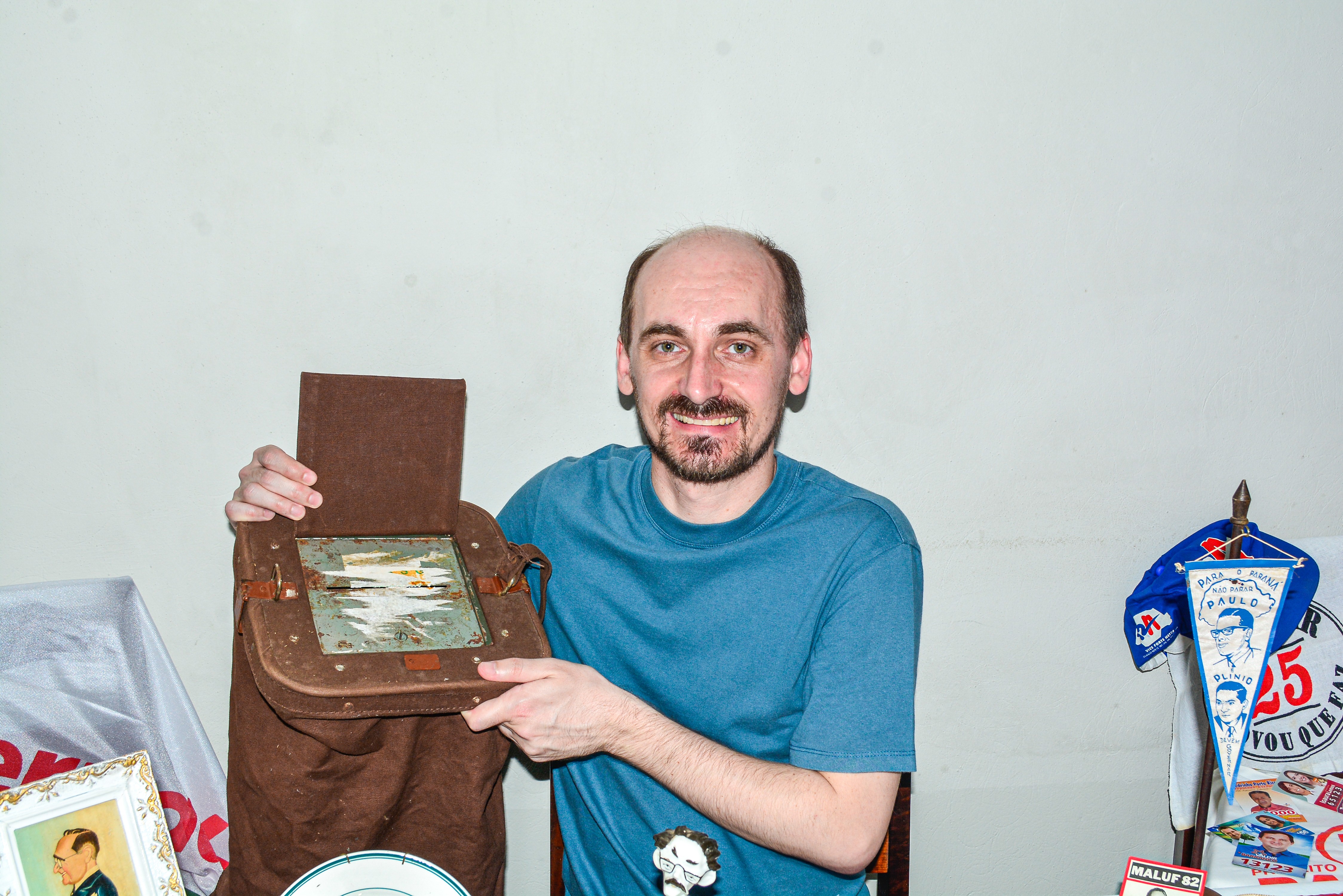 Paranaense coleciona mais de 4 mil materiais das eleições dos últimos 100 anos: 'Tem peças raras e itens proibidos'