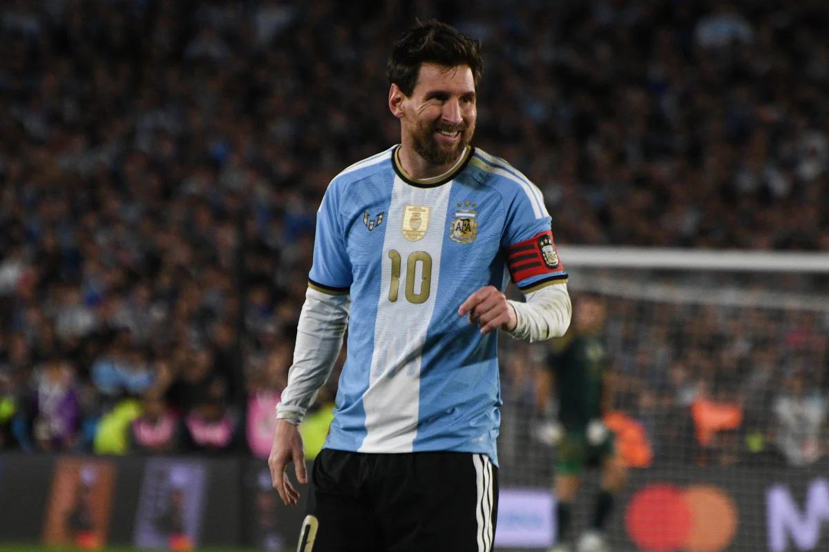 Foto colorida de Lionel Messi - Metrópoles