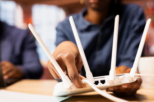 Espelho perto do roteador? O erro que pode estar arruinando seu Wi-Fi