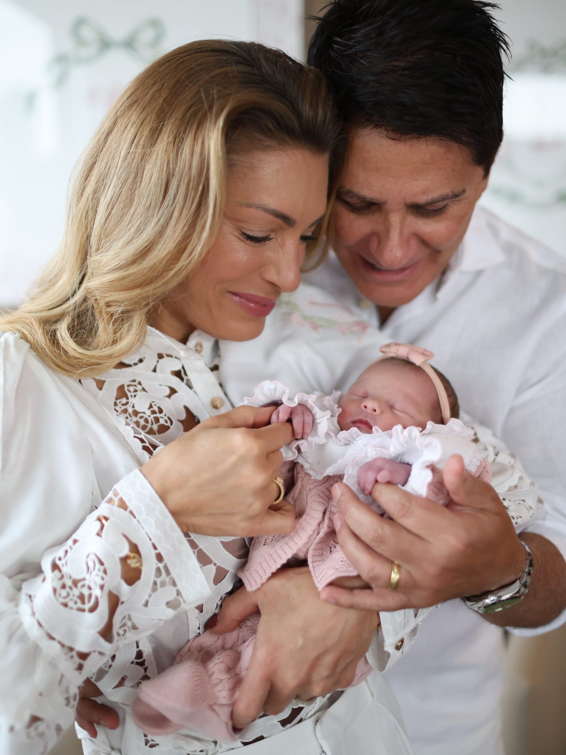 Cesar Filho e Elaine Mickely celebram visita da neta Luiza e inauguram cantinho de brincadeiras com o neto Arthur