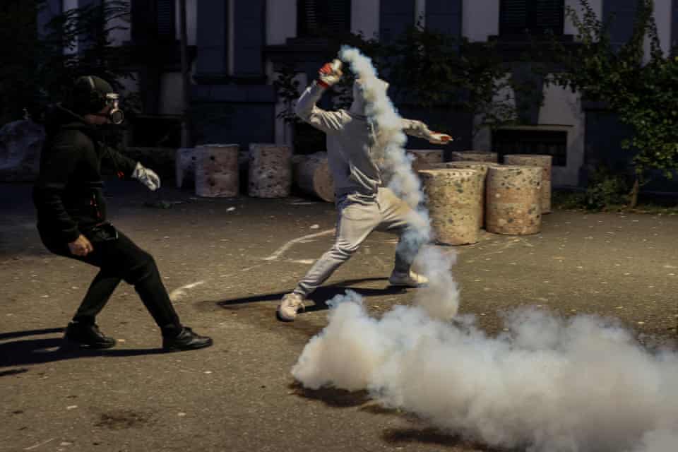 De Paris a Milão: protestos estudantis na Europa – em fotos