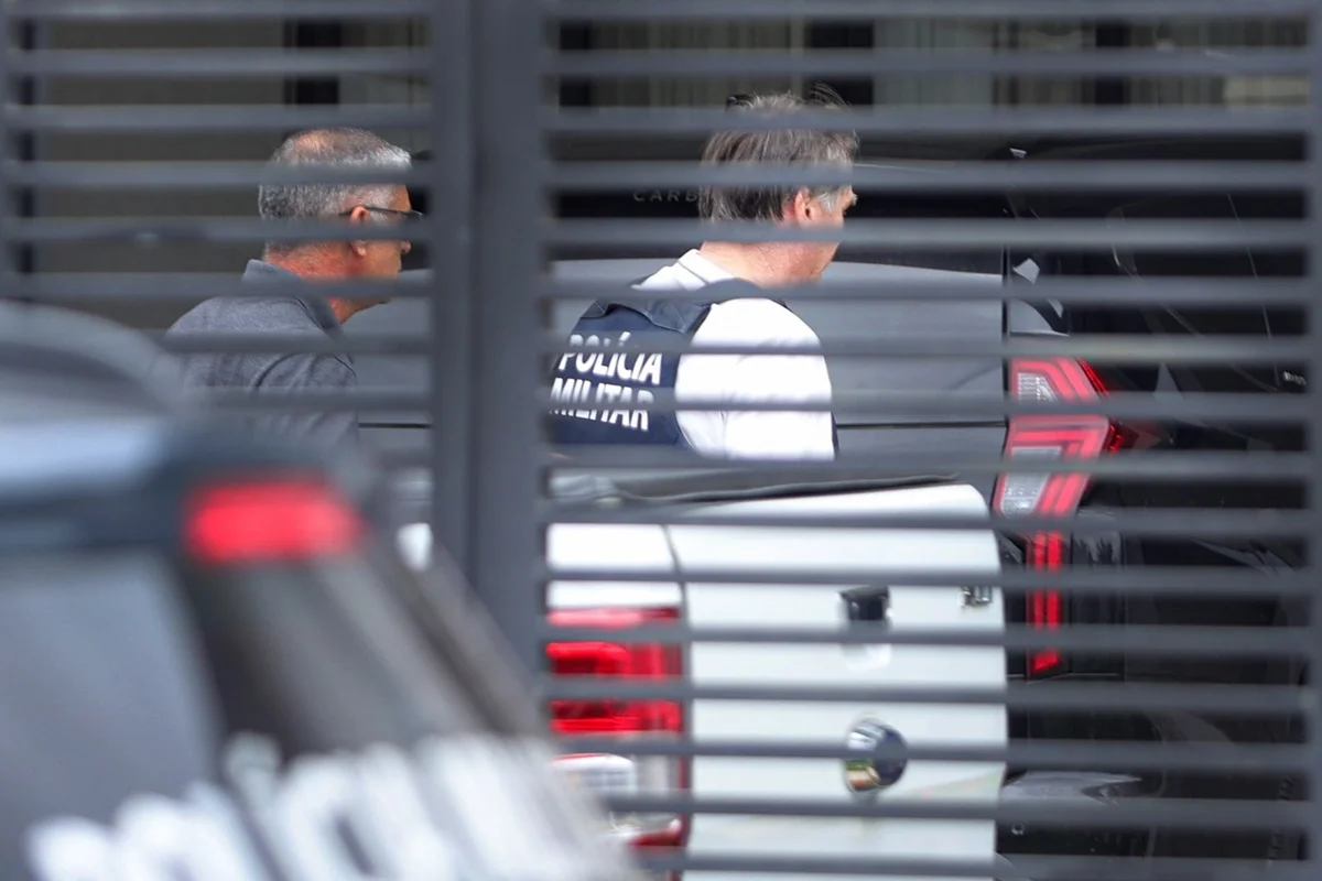 Jair Bolsonaro chega em casa após prisão domiciliar humanitária