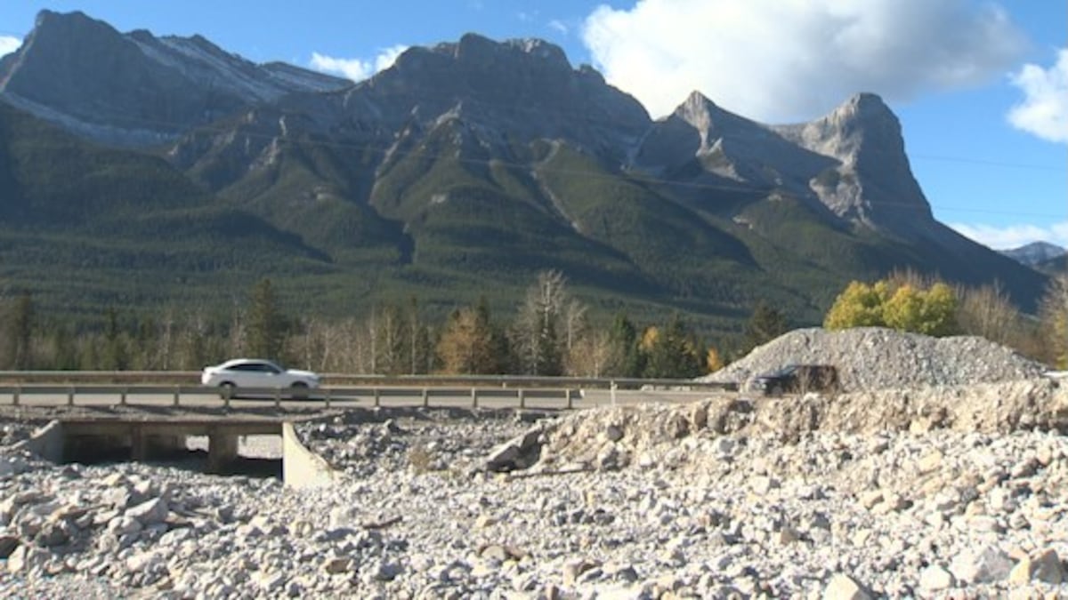 Canmore residents raise safety concerns over popular Three Sisters viewpoint