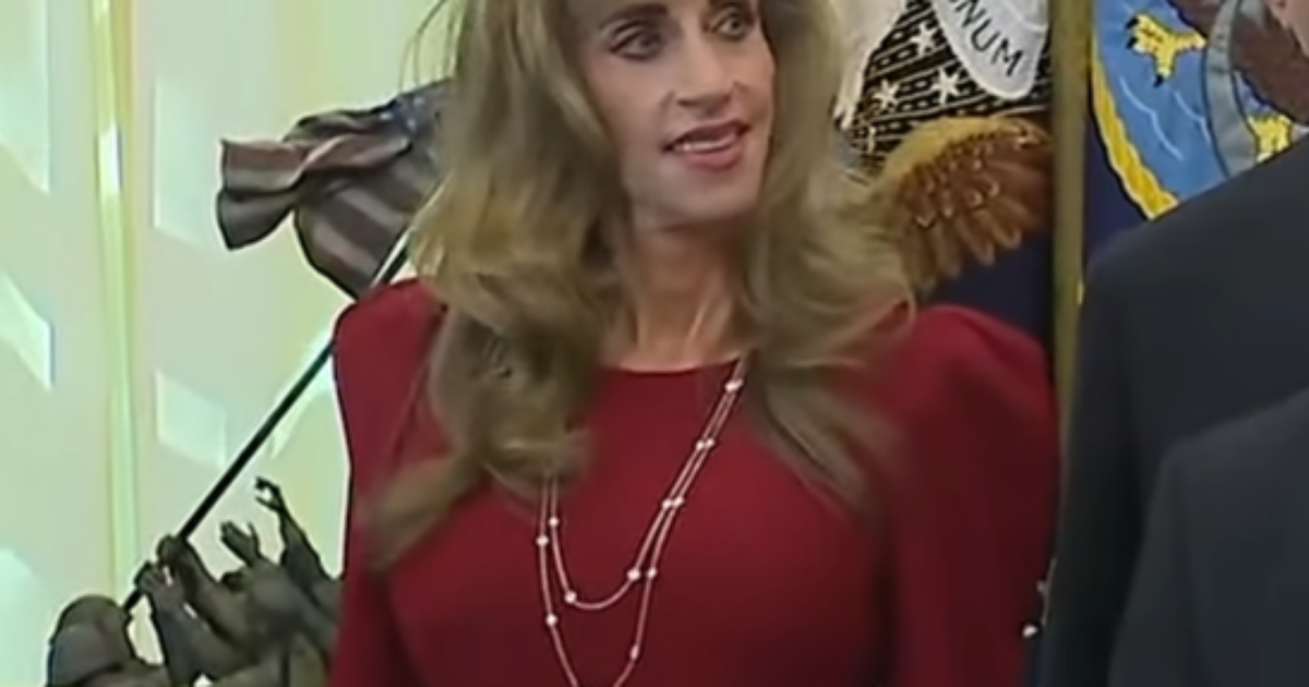 Susan Dell vira alvo de teorias sobre alienígenas após aparecer com Trump