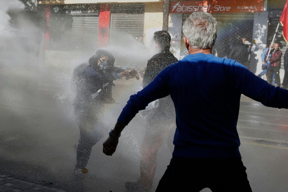 De Paris a Milão: protestos estudantis na Europa – em fotos