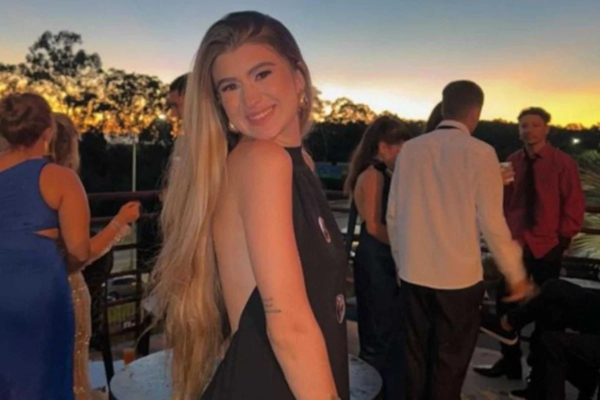 Imagem colorida de mulher loira sorrindo