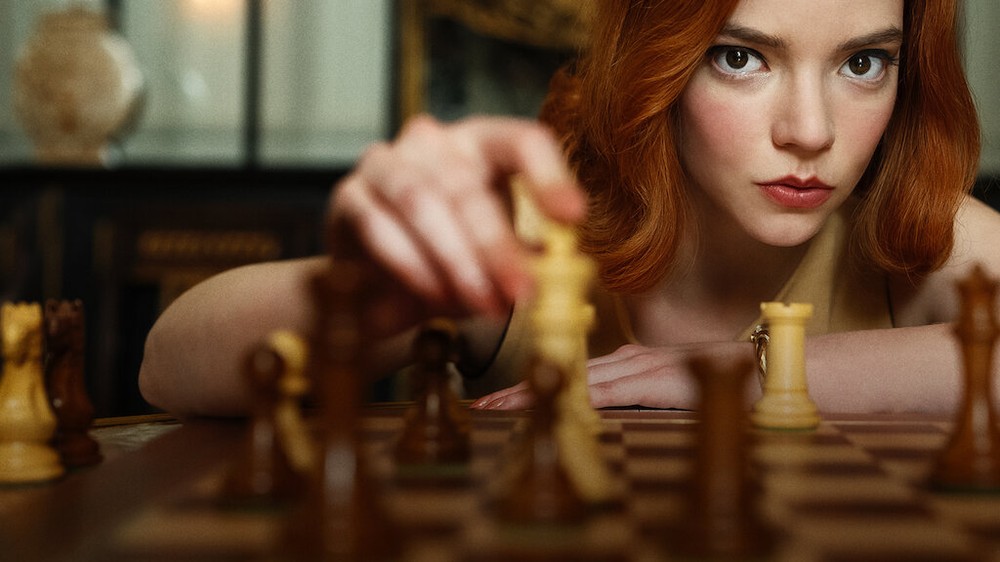 O Gambito da Rainha acompanha uma jovem prodígio do xadrez que enfrenta grandes desafios dentro e fora dos torneios — Foto: Divulgação/Netflix
