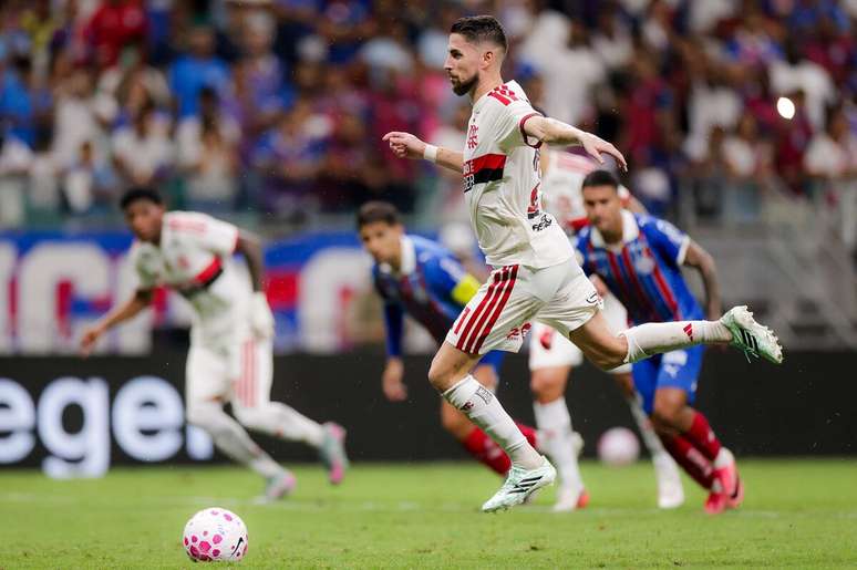 Flamengo vence Bahia, segue em 1º e amplia escrita contra Ceni