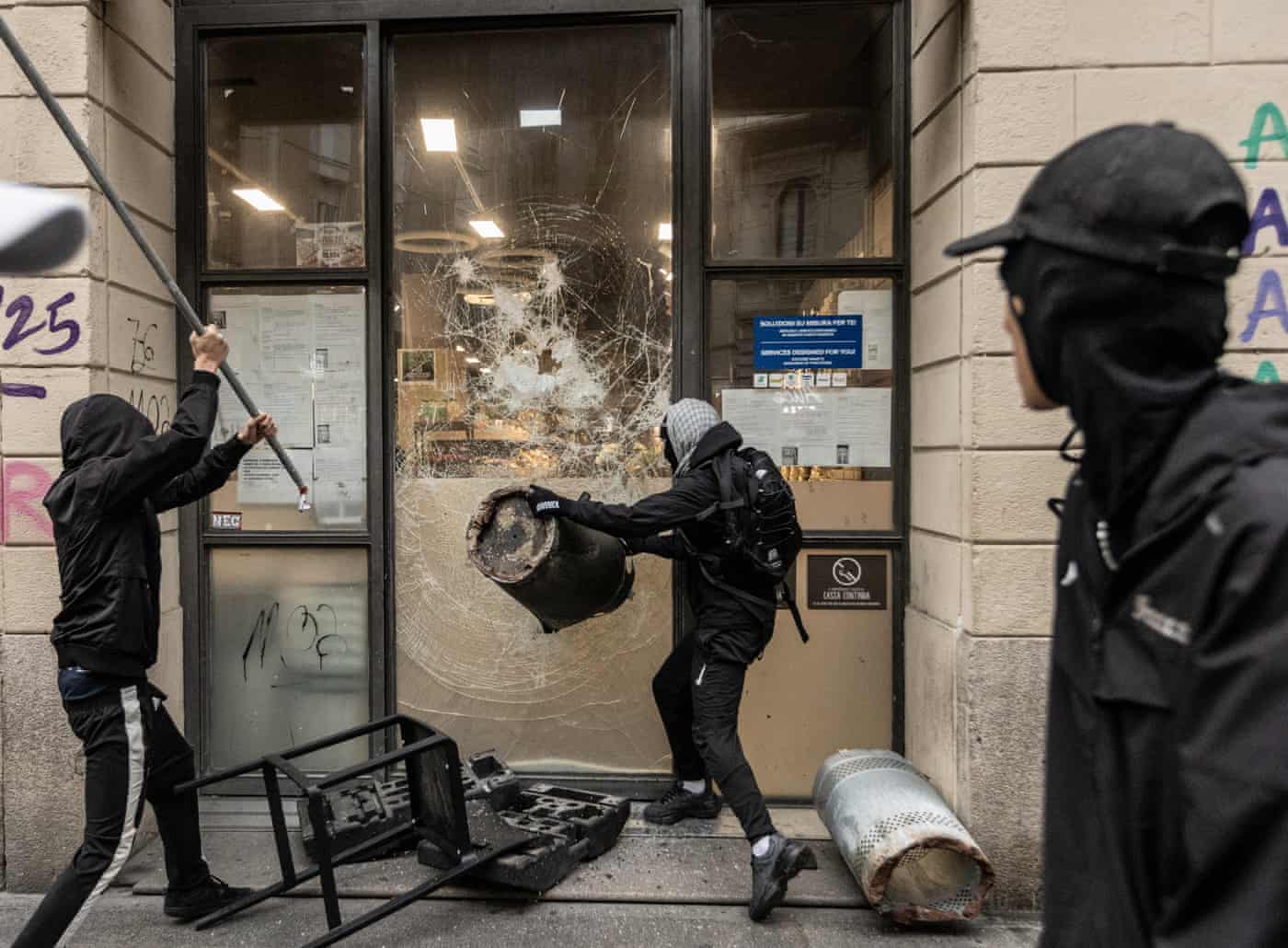De Paris a Milão: protestos estudantis na Europa – em fotos