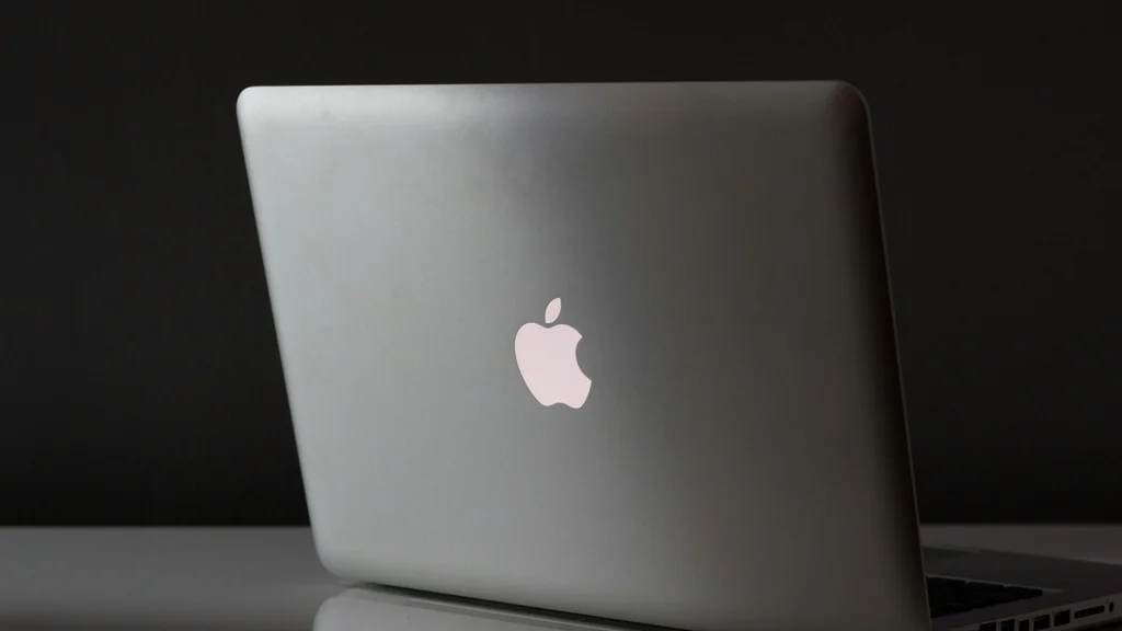 Mais leve, mas a que custo? Novo MacBook Pro OLED gera medo de cortes em portas e bateria