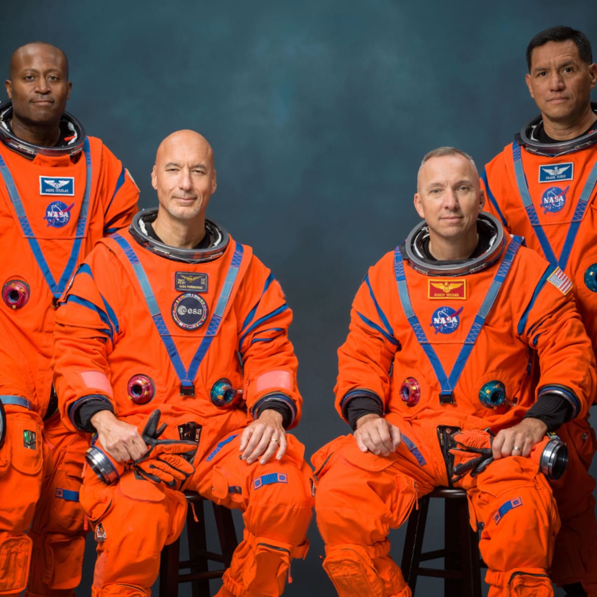 Tripulación del Artemis III, que incluye, de izquierda a derecha, a Andre Douglas, Luca Parmitano, Randy Bresnik y Frank Rubio, posando para un retrato oficial