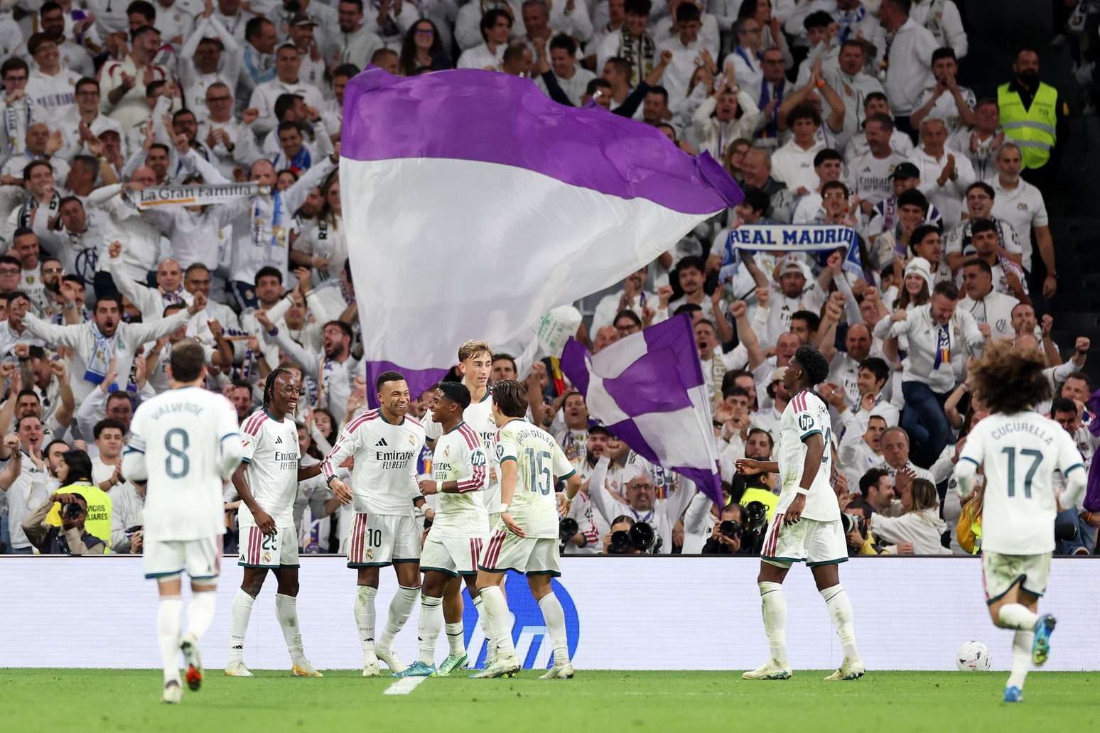 Jogadores do Real Madrid celebram com a torcida ap&oacute;s gol contra o Sevilla, pelo Campeonato Espanhol 2026/27