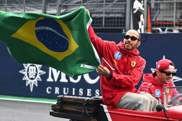 Lewis Hamilton ganha boné exclusivo da Ferrari para etapa brasileira
