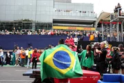 Lewis Hamilton ganha boné exclusivo da Ferrari para etapa brasileira