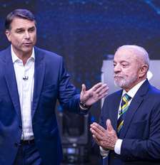 Lula e Flávio Bolsonaro durante debate da Band Foto: BRUNO MOTTA/ENQUADRAR / Estadão