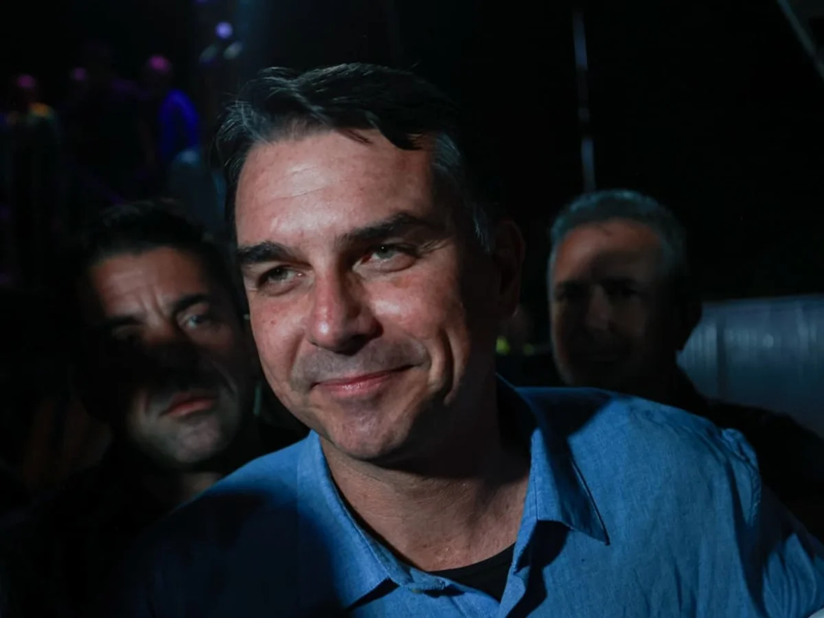 Após apoio da bancada do agro, Flávio promete Ministério da Agricultura