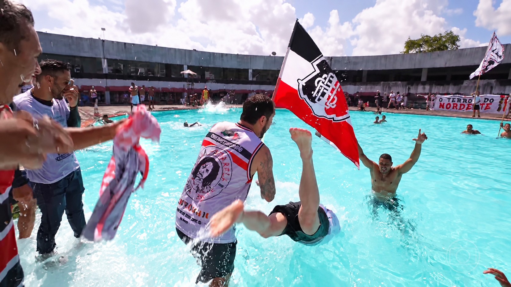 Com mergulho do presidente e invasão, torcida do Santa comemora acesso na piscina do Arruda