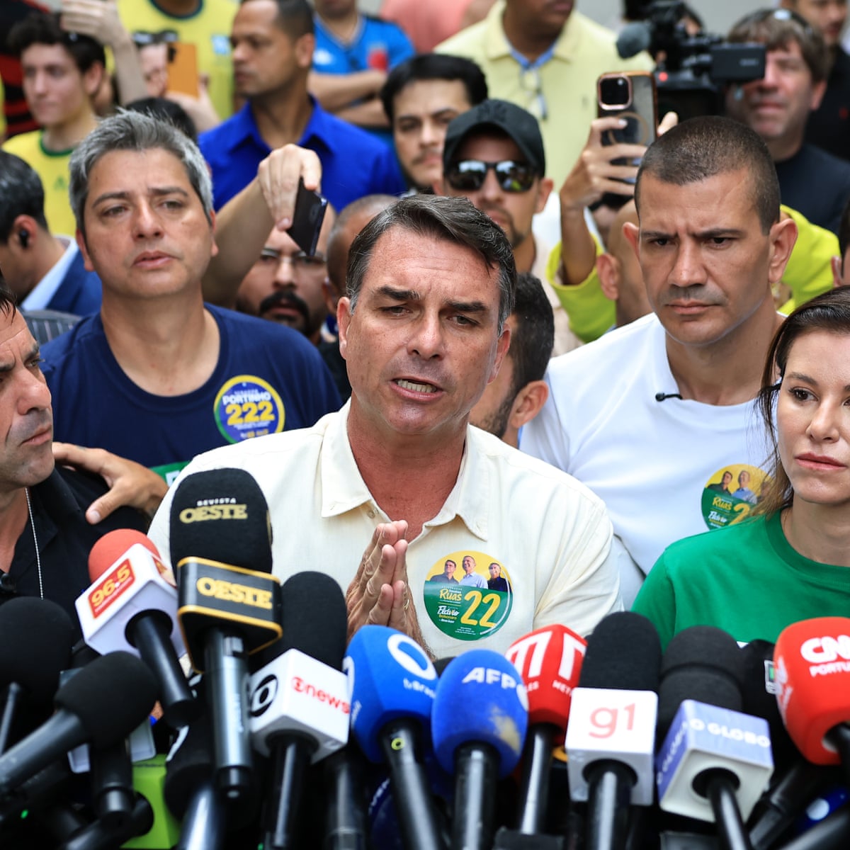 A corrida presidencial do Brasil vai para a segunda rodada com Flávio Bolsonaro à frente de Lula, o atual presidente.